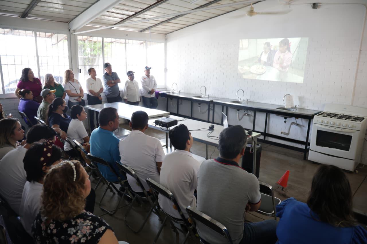 $!Durante la entrega, se proyectó un video en el que se aprecia el trabajo del taller de cocina.