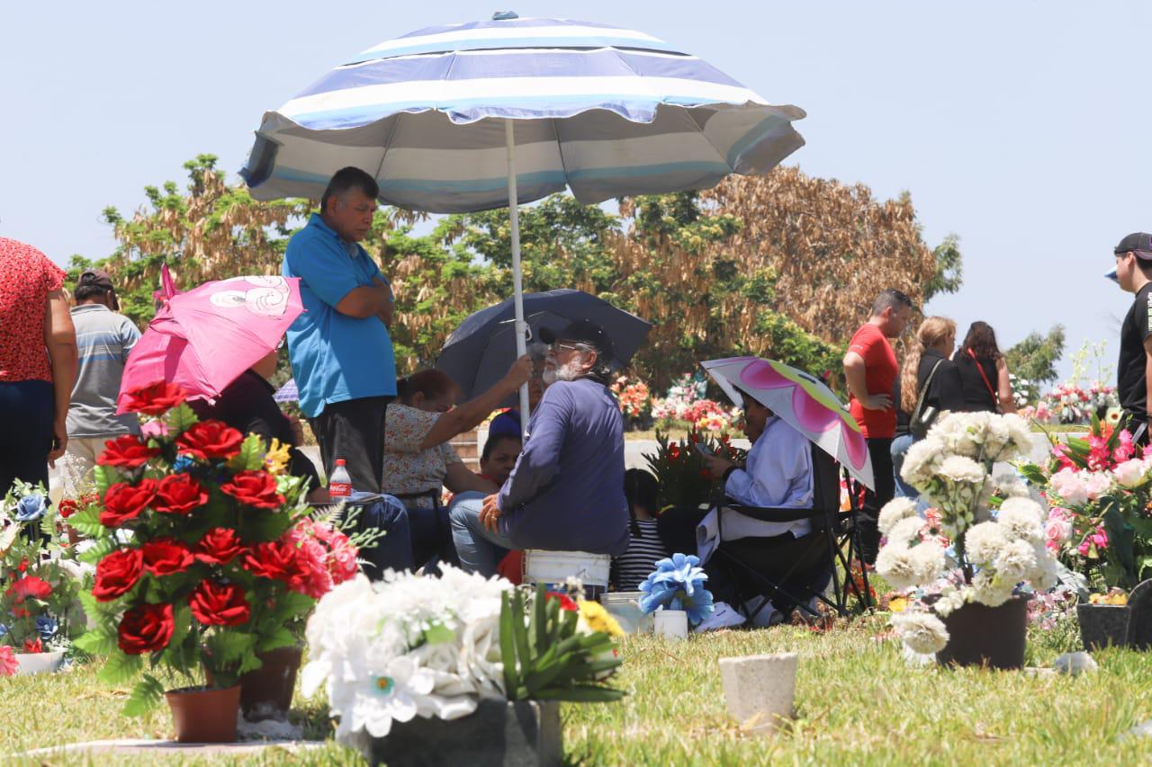 $!Acuden centenares de personas a dejar flores en panteones este Día de las Madres, en Mazatlán