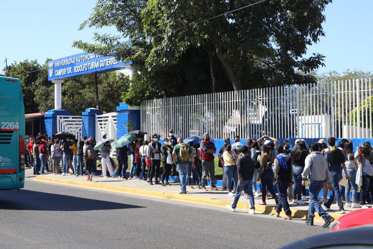 $!Se desborda alta demanda de vacunas en el Polideportivo de la UAS, en Mazatlán; la fila superó el área de la alberca olímpica