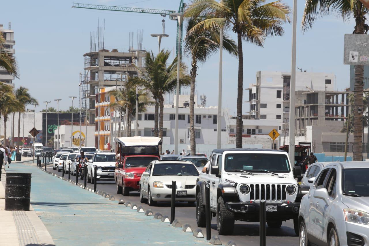 $!Playas y tráfico, al tope este domingo en Mazatlán