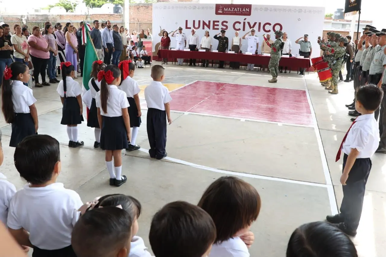 $!Arranca construcción de aula en Jardín de Niños Jorge Domínguez Ramírez, en Mazatlán, durante Lunes Cívico