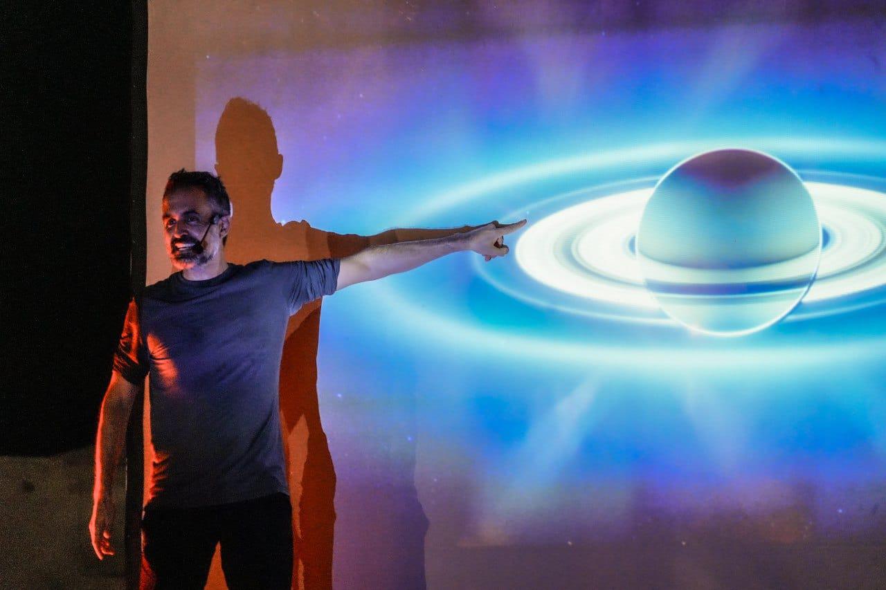 $!Al comenzar, De Retes hizo hincapié en la larga cadena de casualidades cósmicas que hicieron posible la función. Desde el Big Bang hasta la formación de estrellas y planetas y vida más compleja