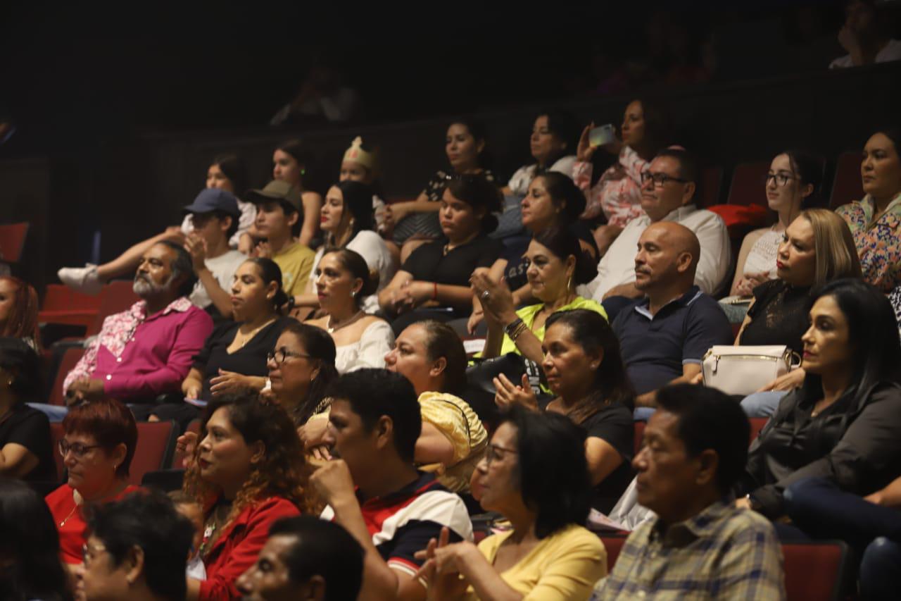 $!Padres de familia y demás público asistente apoyó a los egresados.