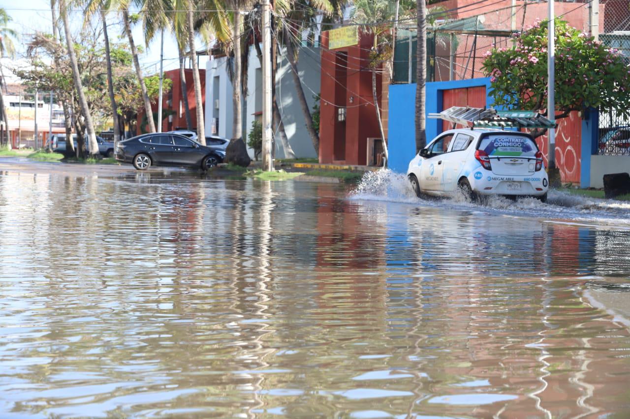 $!Dura cerca de 14 horas inundación de tramo de la Avenida Cruz Lizárraga tras lluvias en Mazatlán