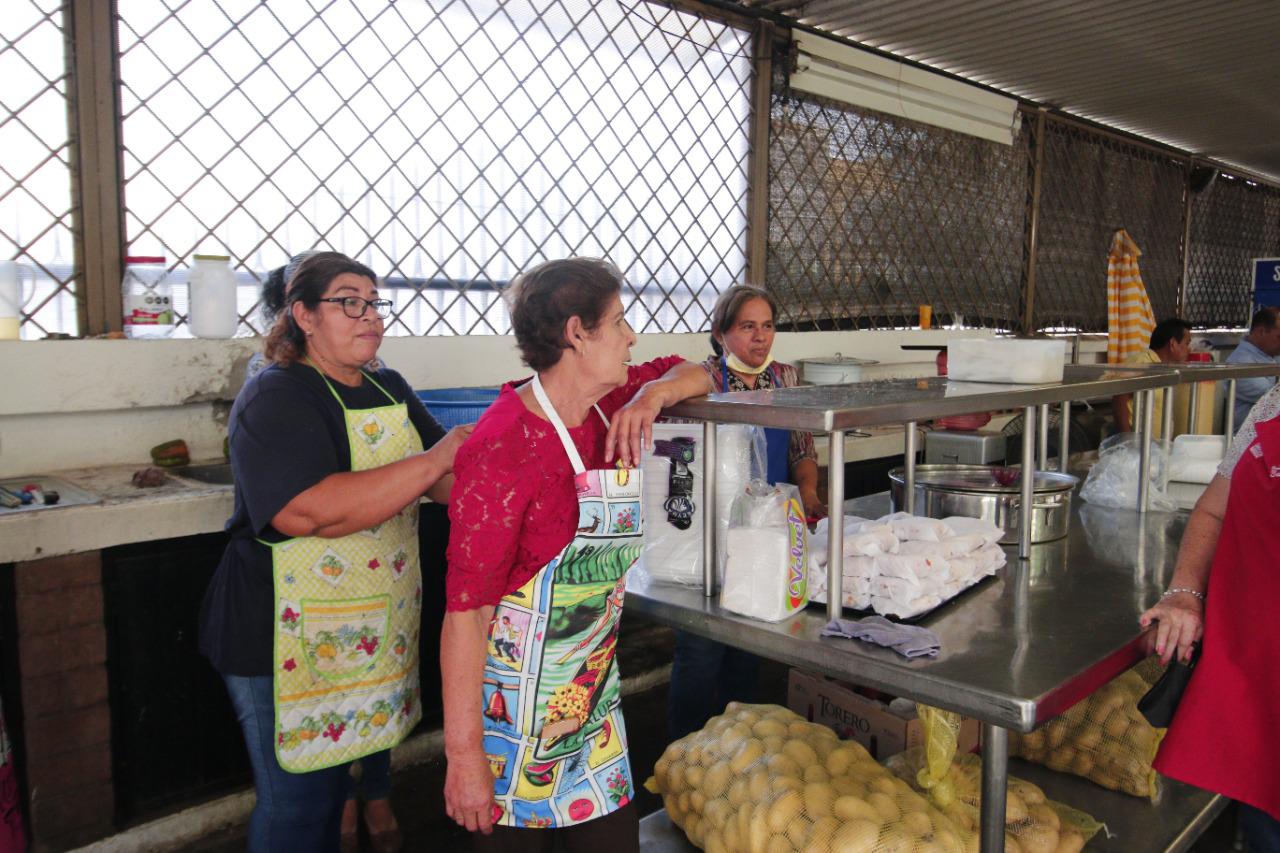 $!Desde las 06:00 horas, las voluntarias llegan al templo para elaborar los alimentos que se entregarán.