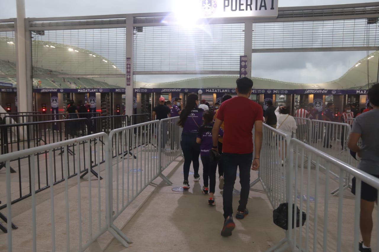 $!El Mazatlán-Chivas arrancará a la hora acordada, pese a la lluvia