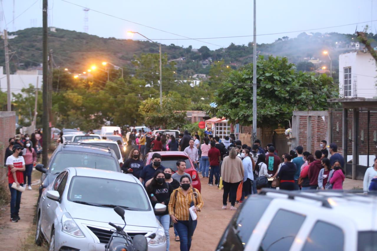 $!‘Acampan’ adolescentes en el Hospital Militar de Mazatlán para vacunarse contra el Covid