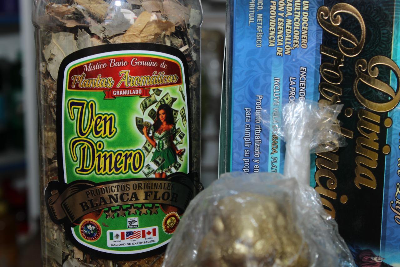 $!Escuinapenses buscan polvos, ramas o incienso para tener un mejor 2023