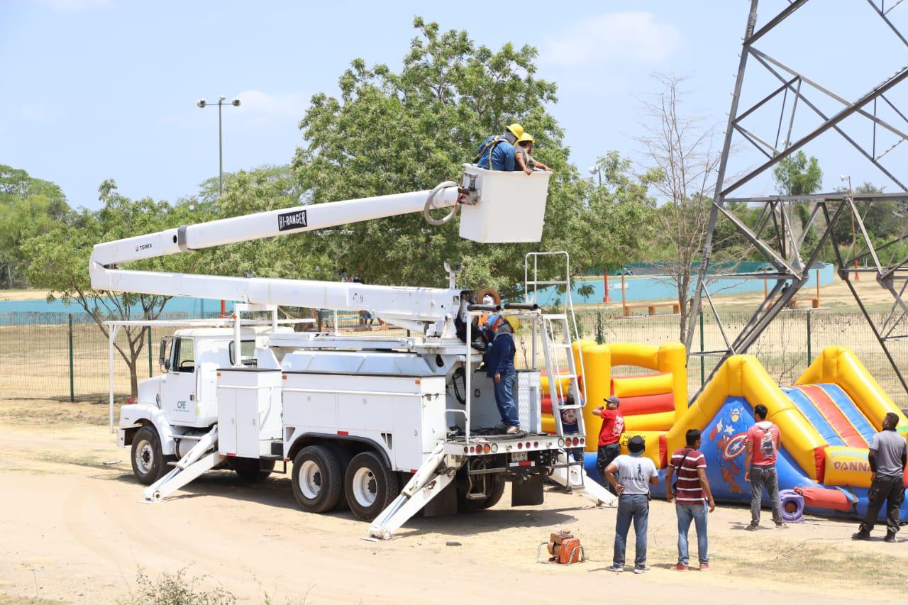 $!Hombre sube a torre de la CFE en Villa Unión; ponen brincolines por si se arroja