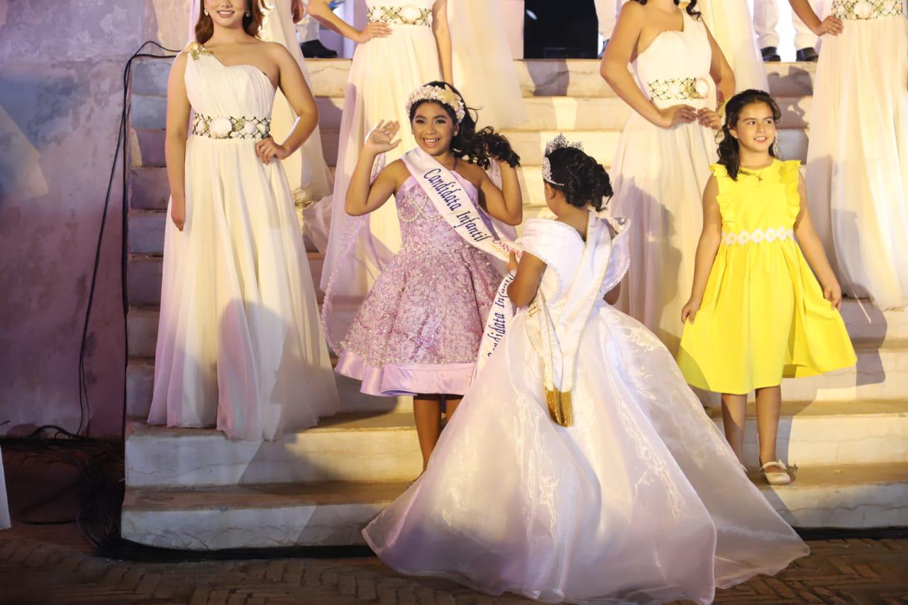 $!Ángela Salazar, Reina Infantil del Carnaval de Mazatlán 2025, al momento de imponer una de las bandas de candidatos.