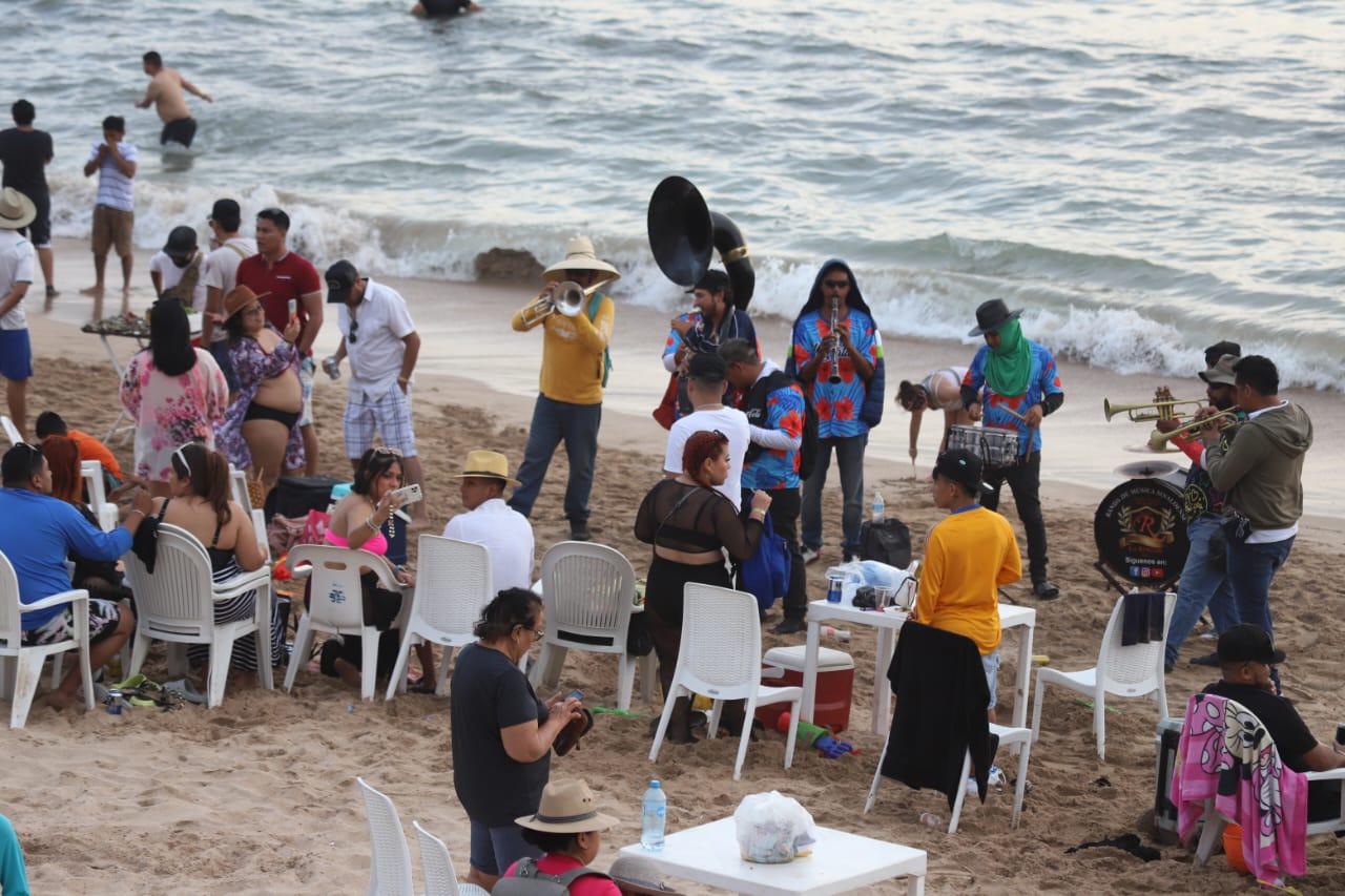 $!Tras la polémica, suena la banda sinaloense en playas de Mazatlán