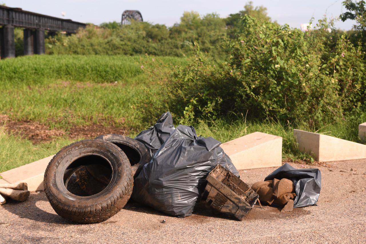 $!Retiran basura y más de 200 kilos de lirios acuático del Río Culiacán