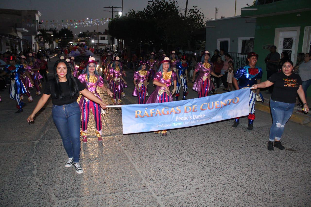 $!Disfrutan familias del desfile real del Carnaval de Rosario 2024