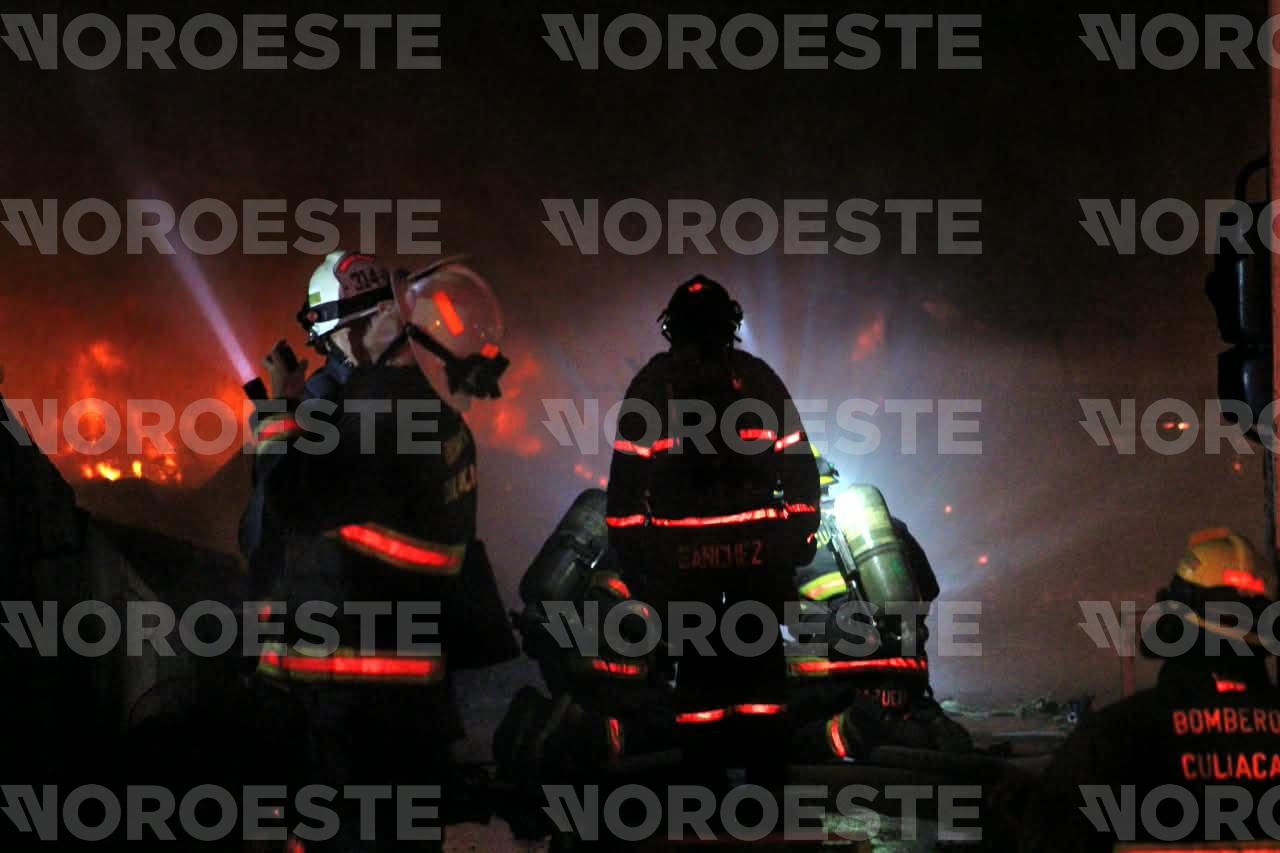 $!Se incendia bodega distribuidora de electrodomésticos por La Costerita, en Culiacán