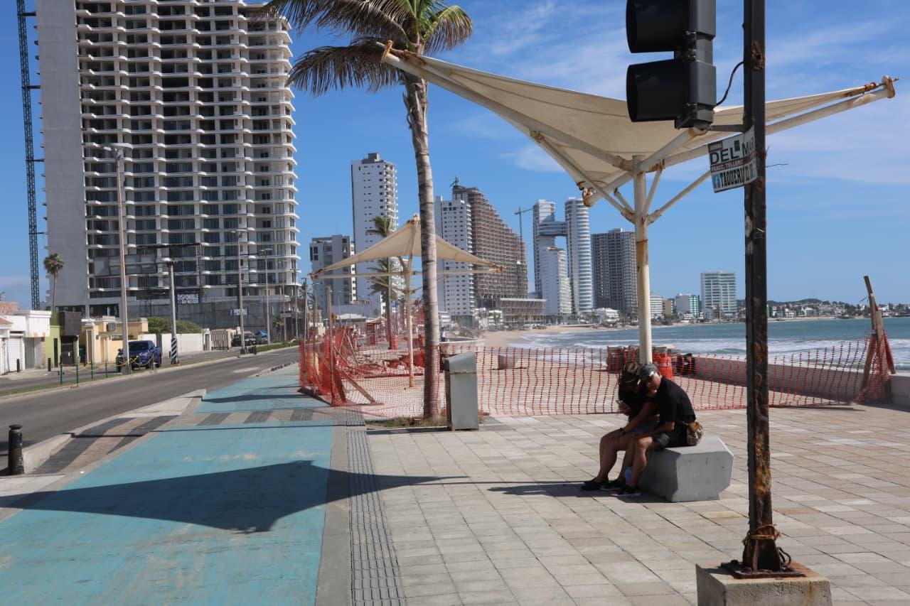 $!Son 6 los socavones del malecón de Mazatlán, uno de alrededor de 100 metros
