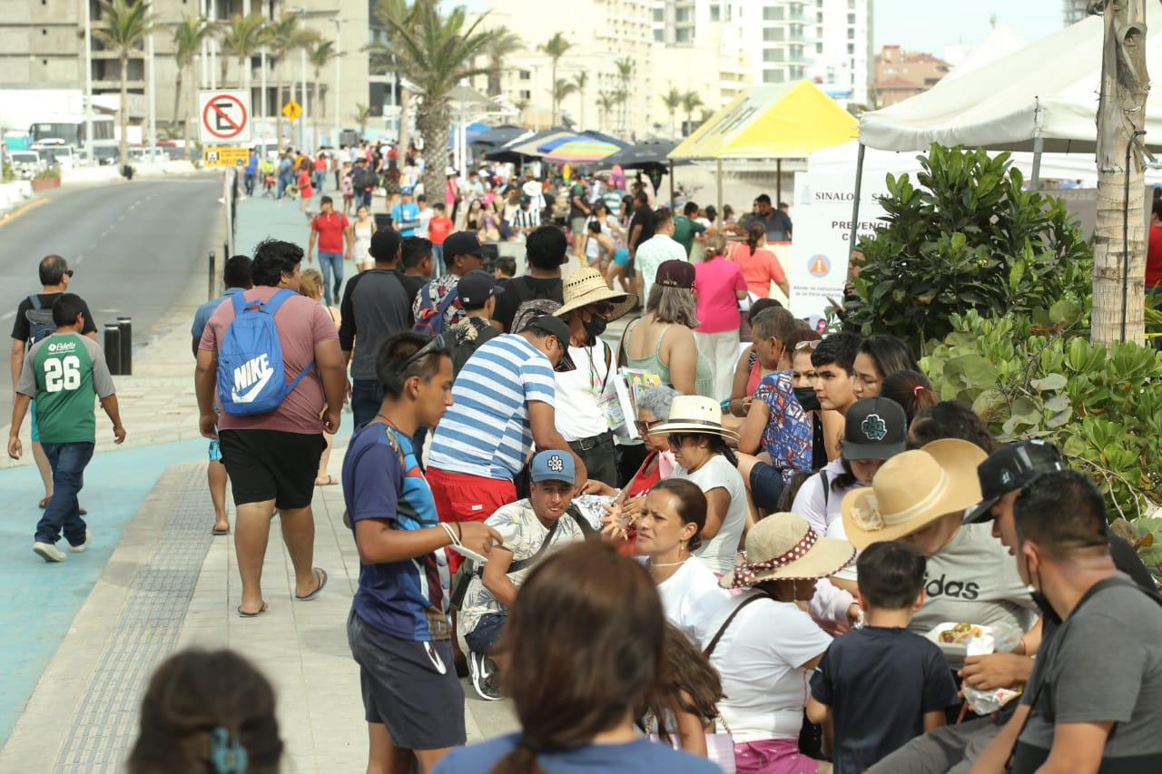 $!Colapsa el tráfico previo al desfile en el malecón de Mazatlán