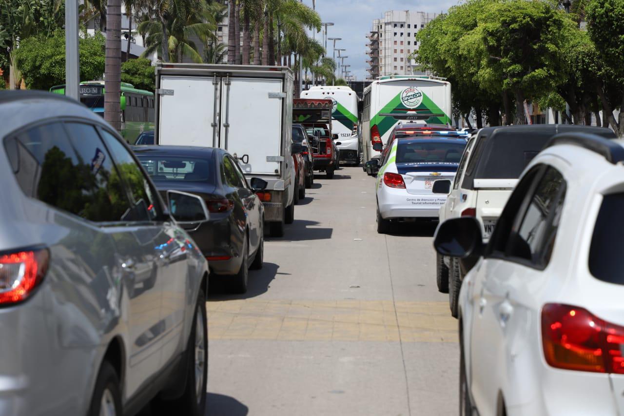 $!Tráfico vial satura avenidas de la Zona Dorada en Mazatlán