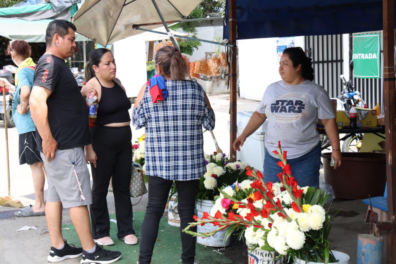 $!Recuerdan a los padres con flores y homenajes en panteones de Mazatlán