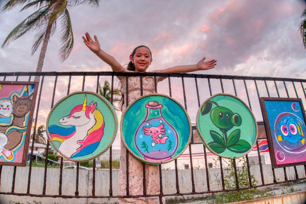 $!Esta pequeña artista presenta las obras.