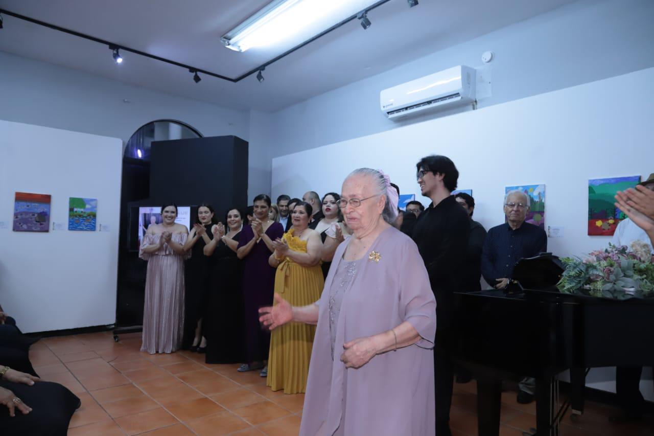 $!La maestra María de Jesús Mariscal de López agradeció el homenaje realizado.