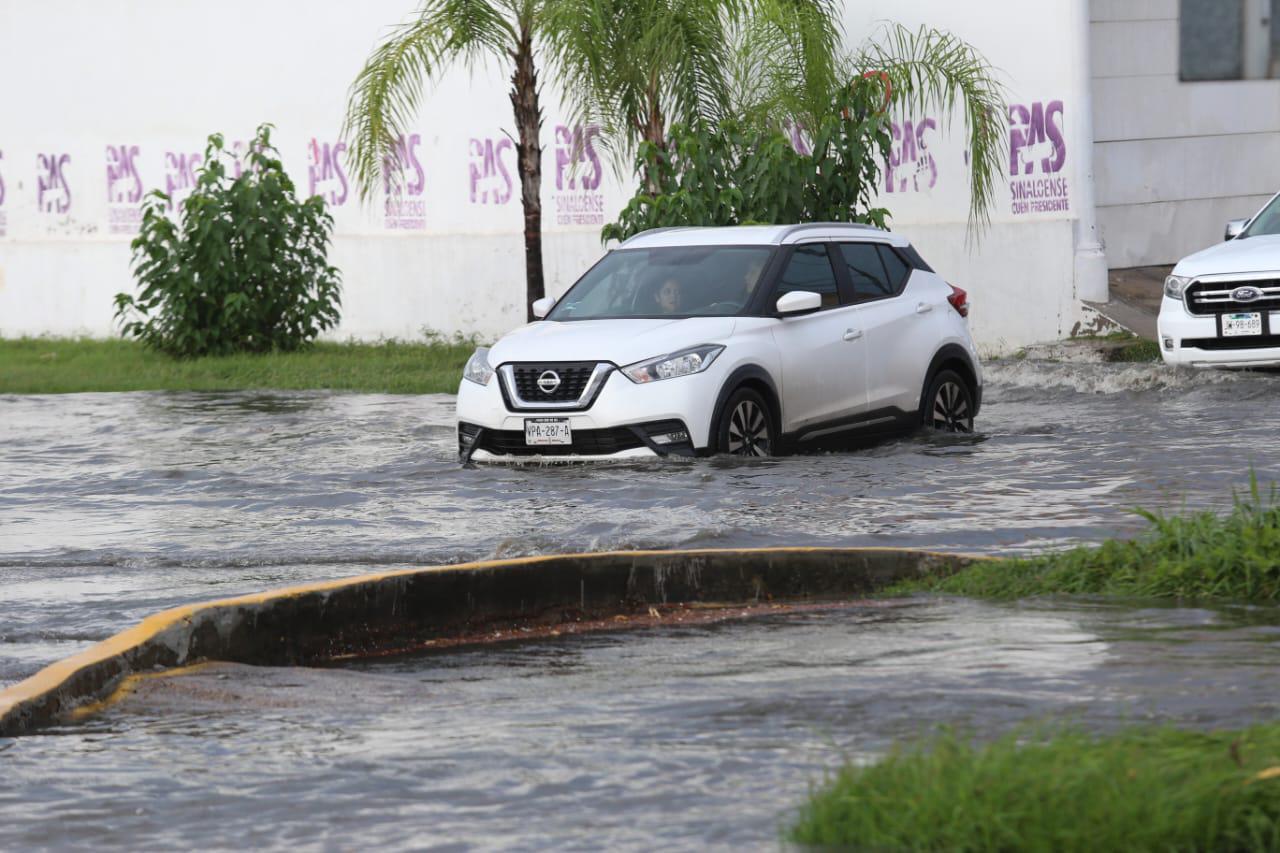 $!Por tormenta, cierran vialidades en Mazatlán tras presentar alto nivel de agua