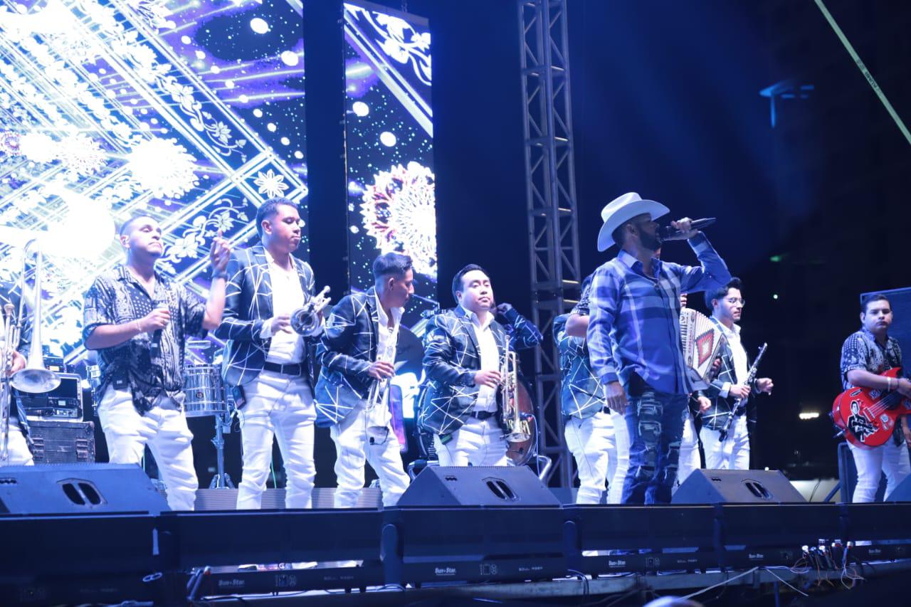 $!El cantante deleitó con sus canciones a las presentes.