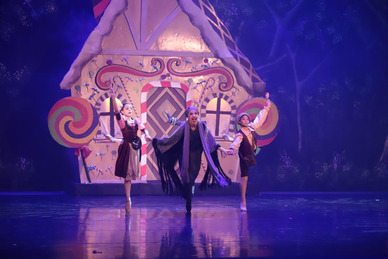 $!Hänsel y Gretel junto a la bruja malvada interpretada por Esmeralda Herrejón.