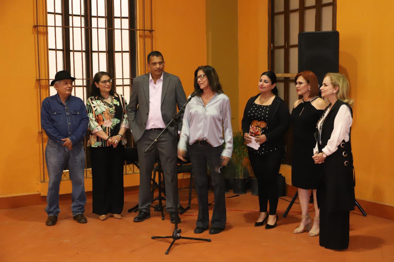 $!En el acto inaugural, Mónica Rice, coordinadora de galerías del Instituto Cultural, dio la bienvenida a la artista en el puerto.
