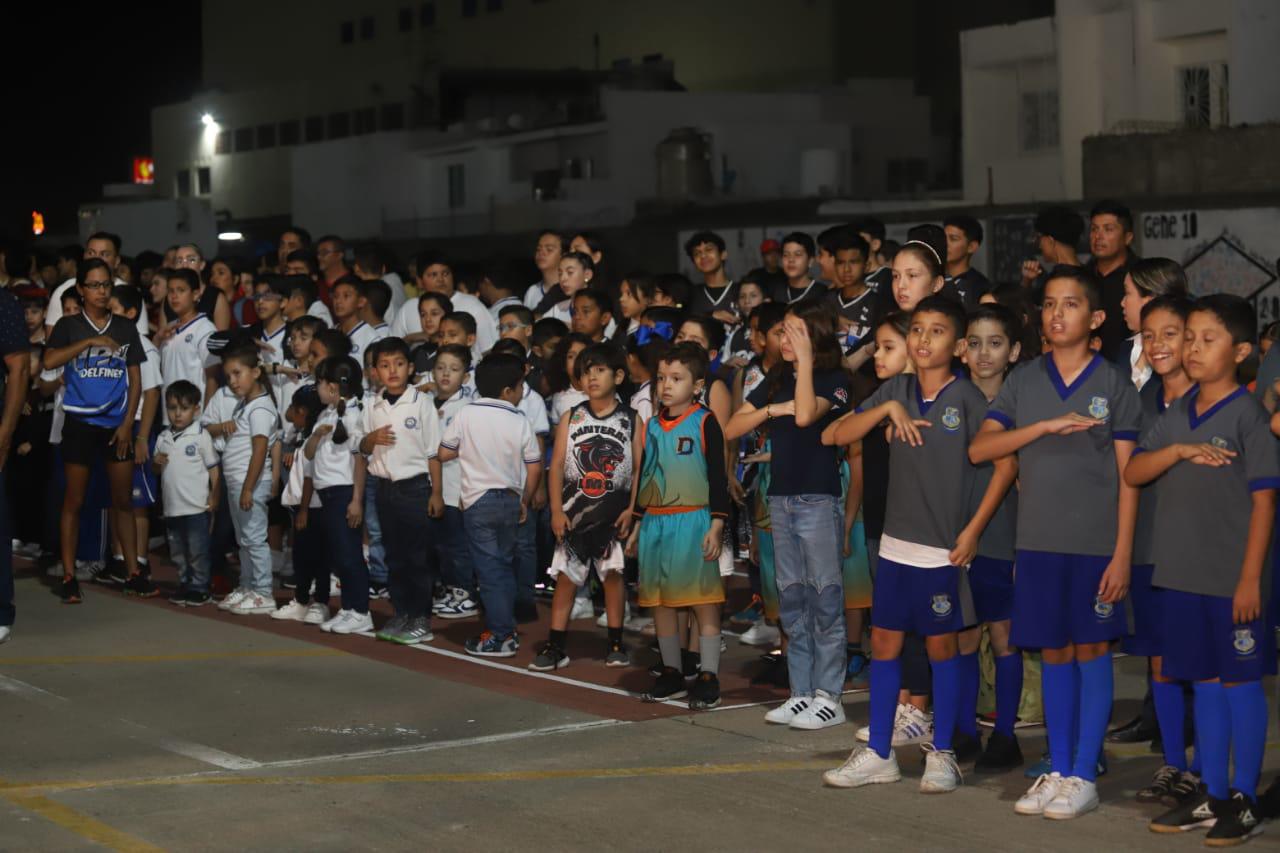 $!Los alumnos estuvieron por atentos a los honores a la bandera.