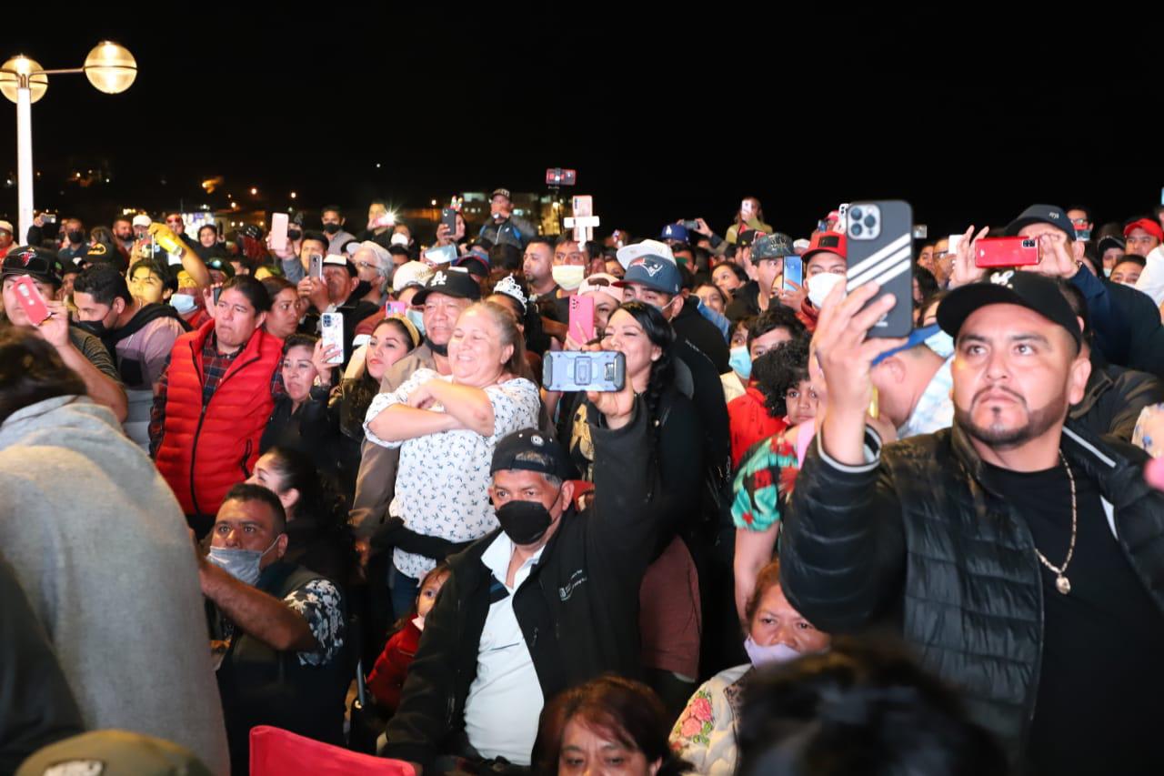 $!Miles se quitan el cubrebocas para cantar en Olas Altas, sin respetar protocolos sanitarios
