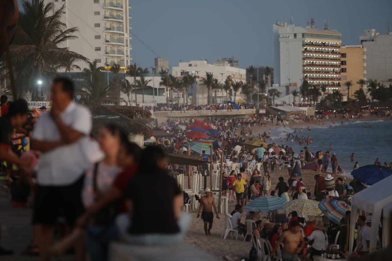 $!Se llena el malecón de Mazatlán; esperan la noche para prolongar la fiesta