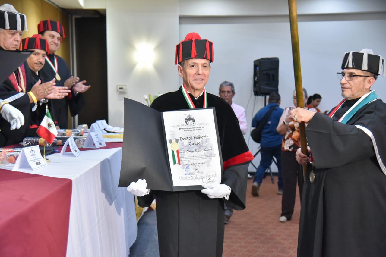 $!Reciben 12 personas el Doctorado Honoris Causa de Claustro Académico Fiat Lux