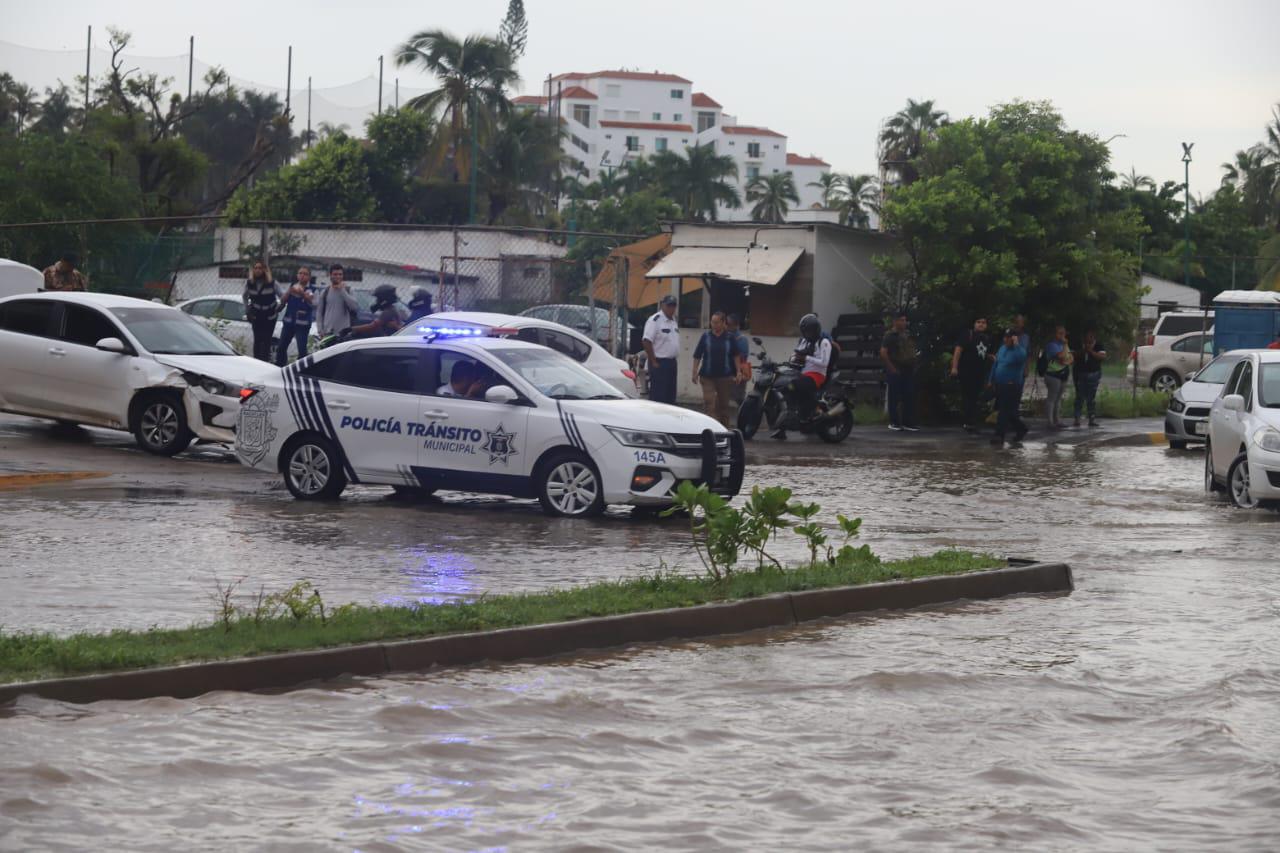 $!Azotan fuertes lluvias con actividad eléctrica en Mazatlán