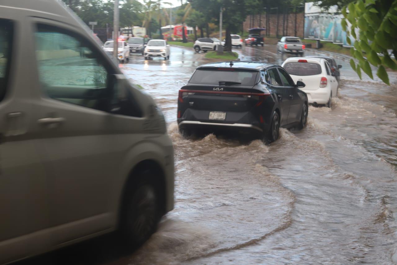 $!Provocan lluvias inundaciones en tramos de avenidas de Mazatlán