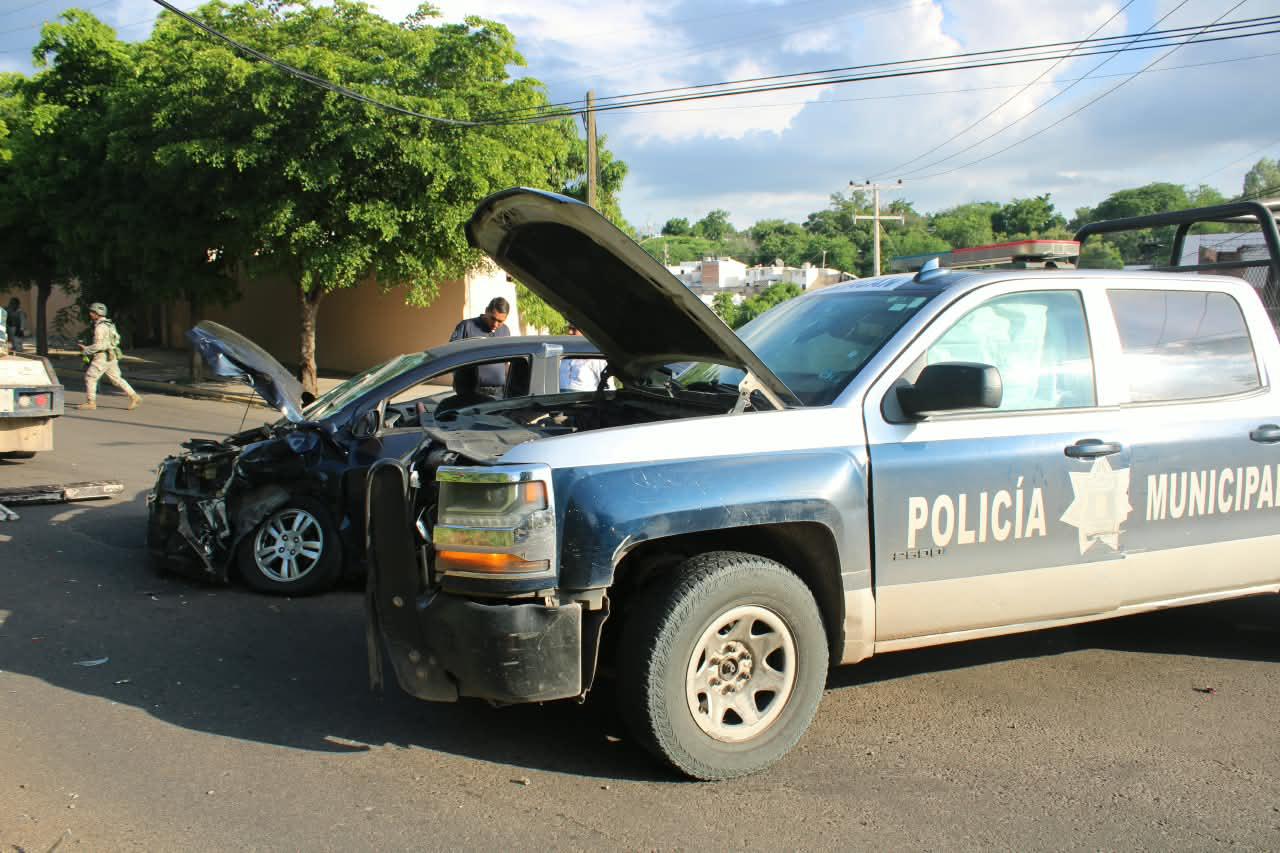 $!Choque de patrulla de la Policía Municipal y auto particular deja tres heridos en Cañadas, en Culiacán