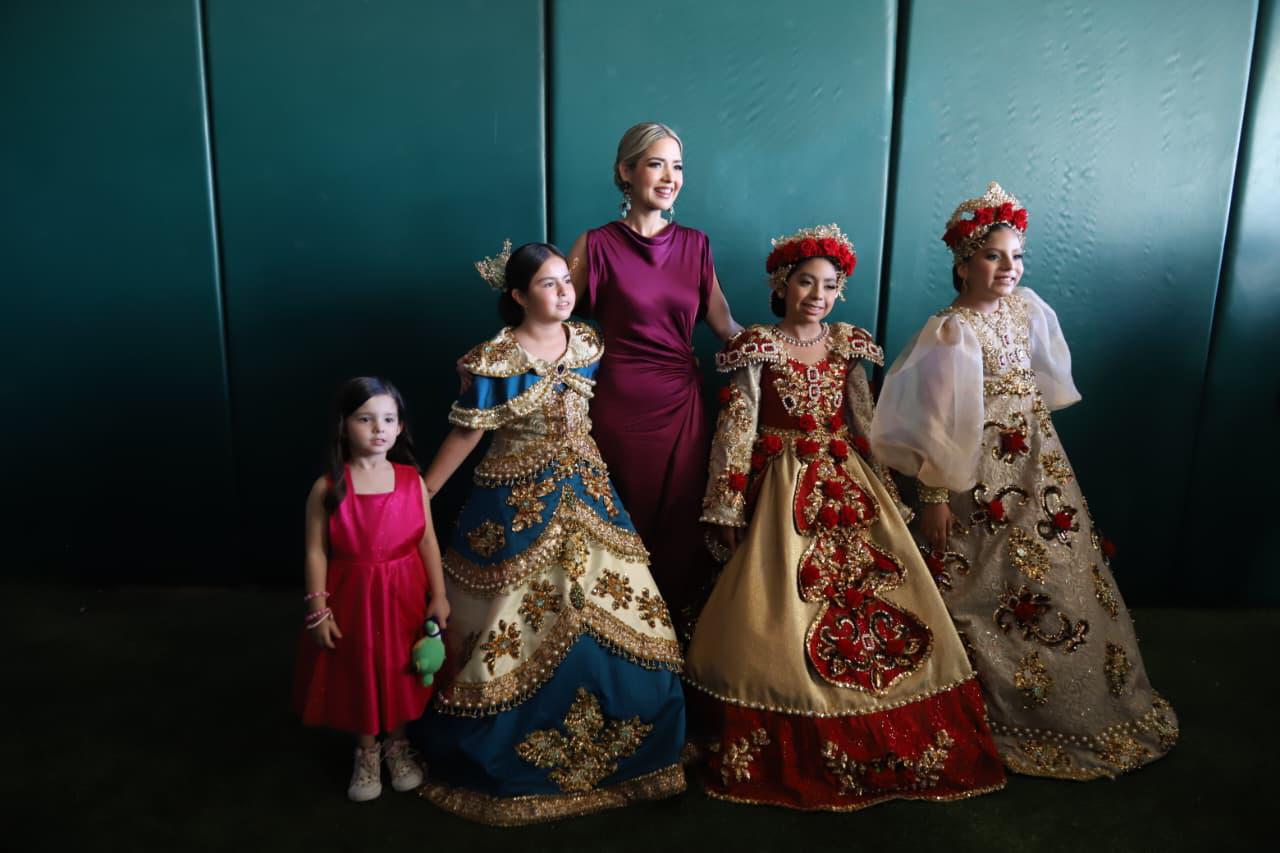 $!La Alcaldesa Estrella Palacios entre el cortejo real infantil del Carnaval de Mazatlán 2025 y la pequeña Isabella.