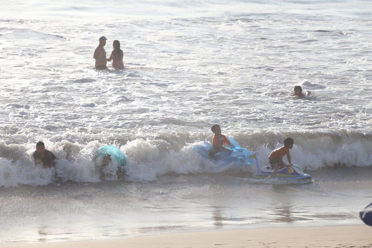 $!Acuden miles de personas a mitigar el calor en las playas de Mazatlán