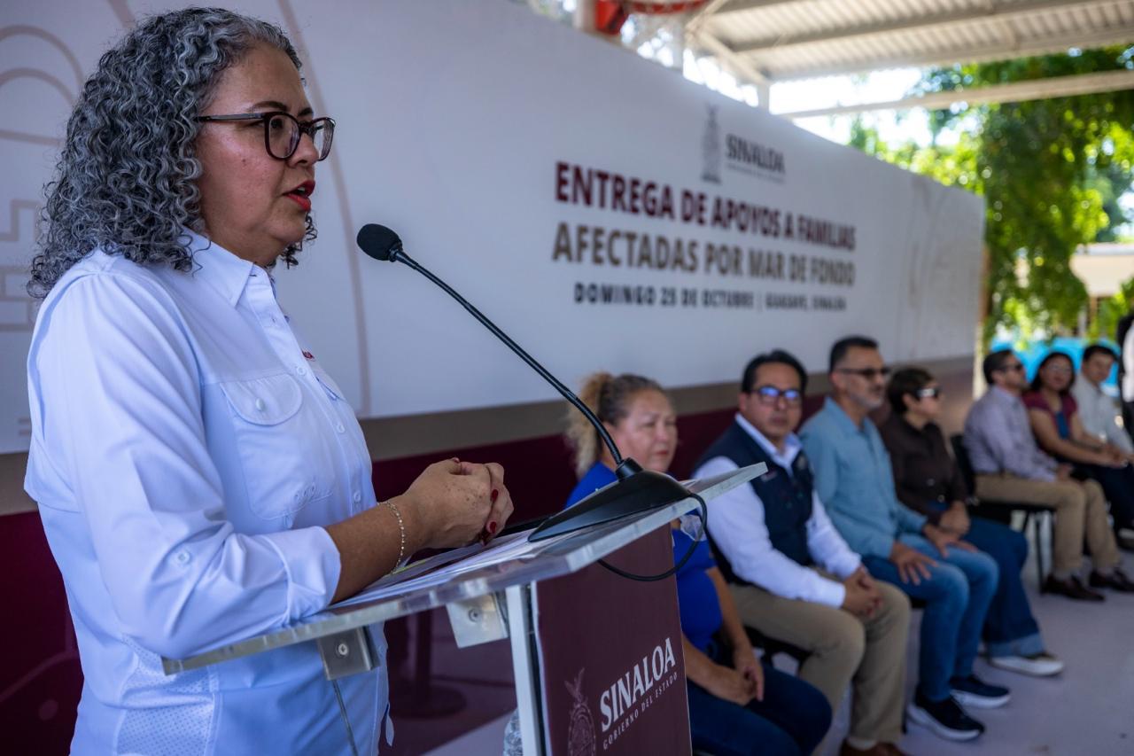 $!Entrega Gobierno de Sinaloa apoyos directos a familias afectadas por mar de fondo
