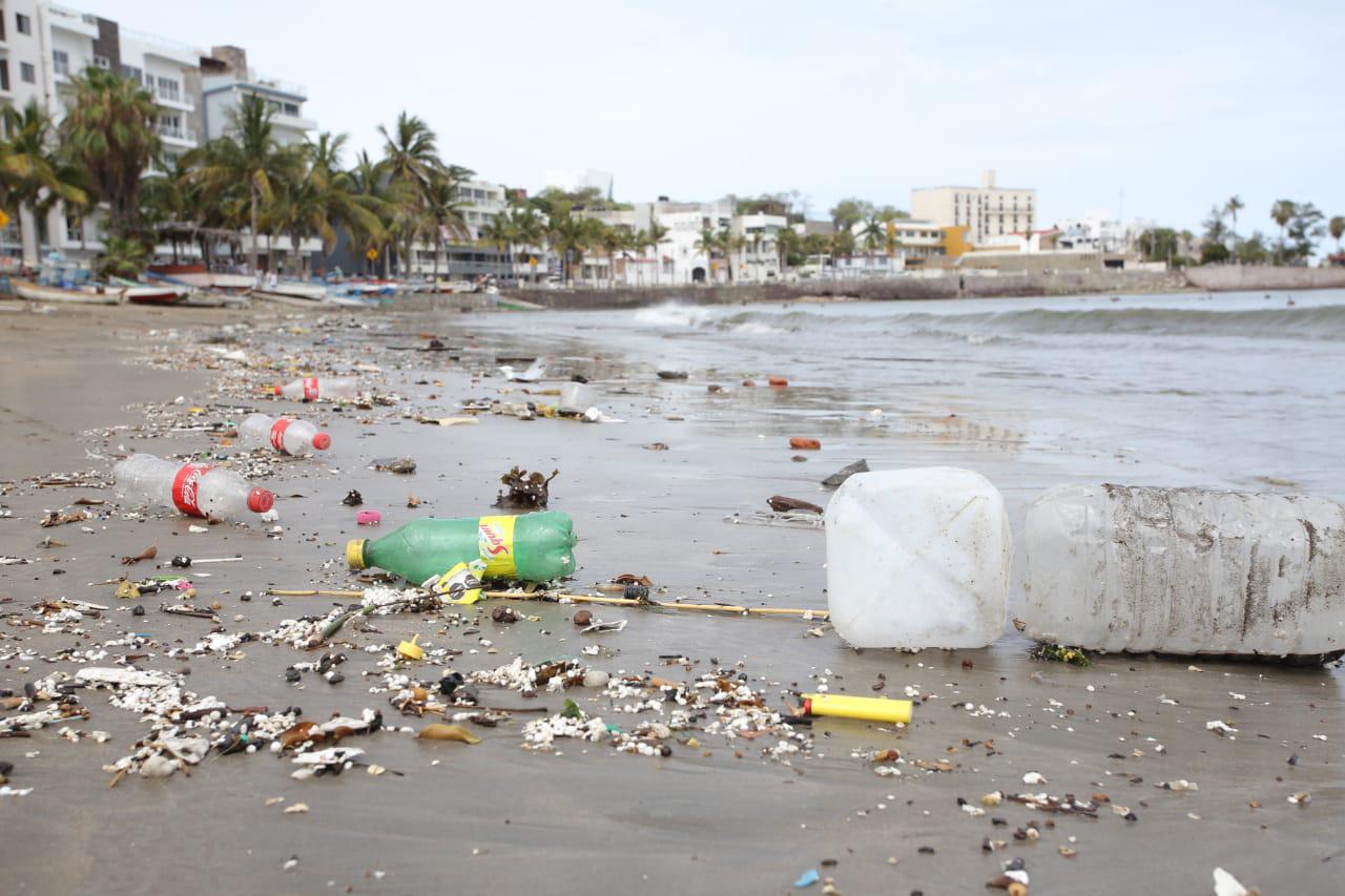 $!En Mazatlán, Playa Norte luce llena de todo tipo de basura y contaminantes