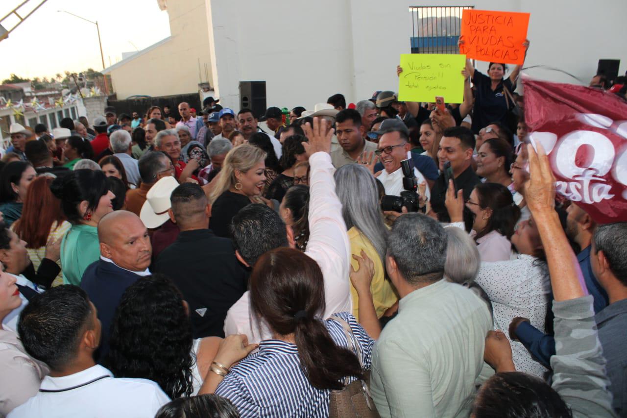 $!Irrumpen policías jubilados en informe de Claudia Valdez Aguilar, en Rosario