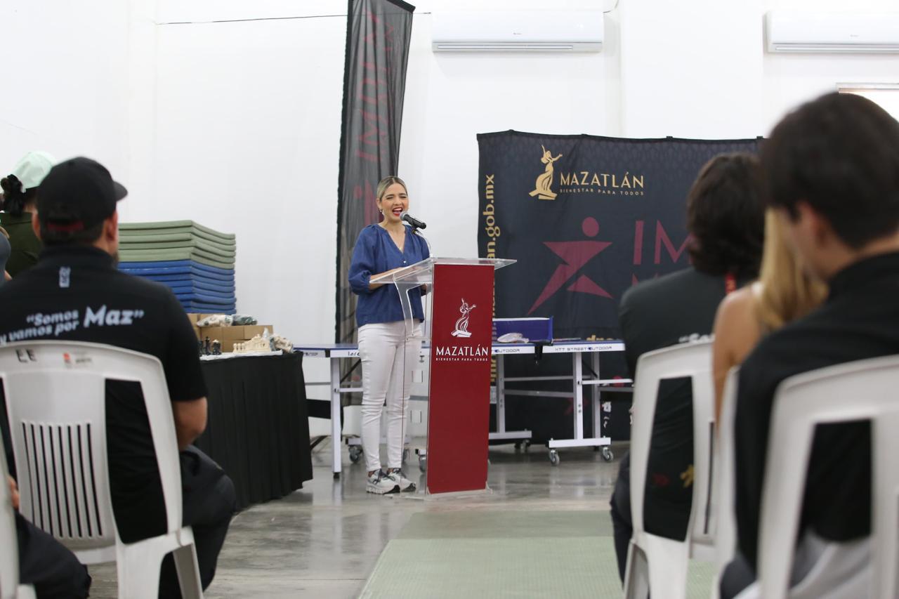 $!Entregan material deportivo en apoyo a más de 400 atletas mazatlecos