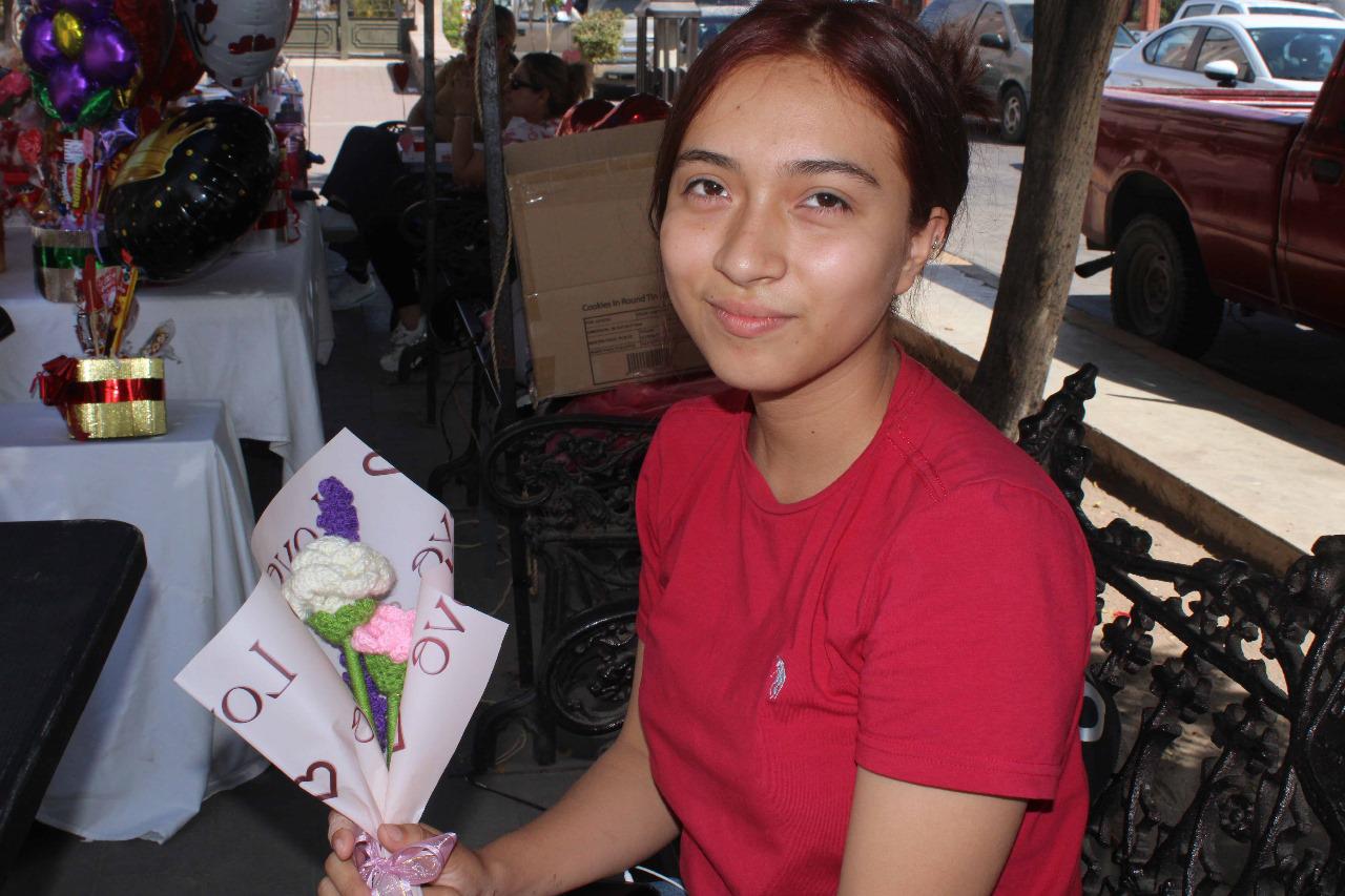 $!Verónica y Camila tejen flores para continuar sus estudios