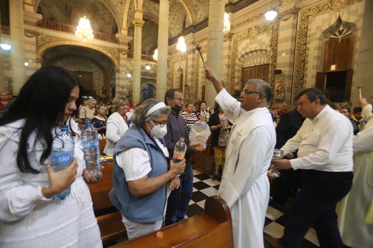 $!Celebran Resurrección de Jesucristo; encienden cirios y bendicen agua en Catedral de Mazatlán
