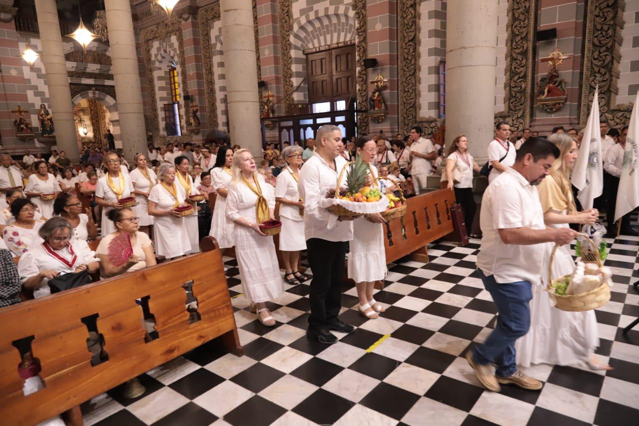 $!Celebran en Mazatlán con misa y procesión el Corpus Christi agradeciendo la institución de la eucaristía