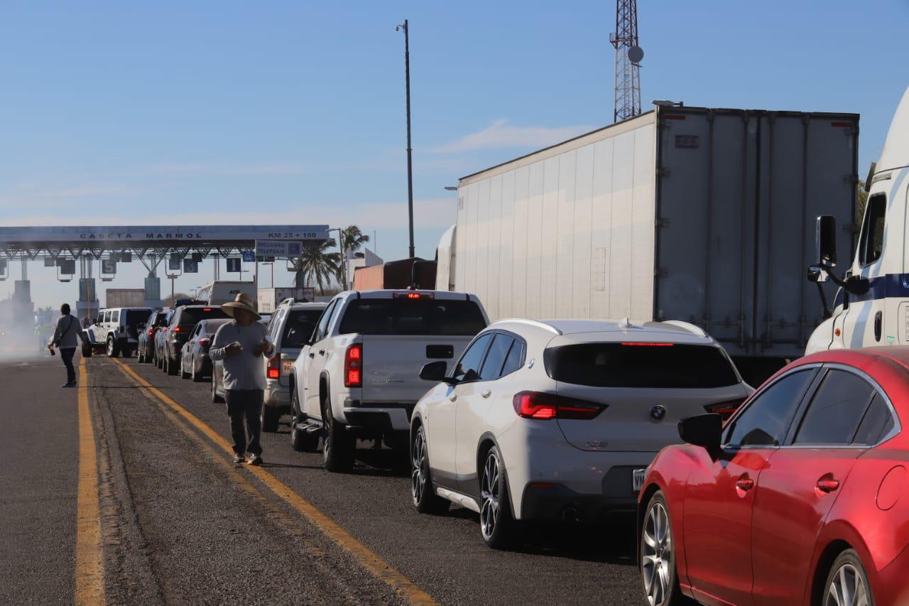 $!Terminan las vacaciones; inicia el éxodo y se llenan las carreteras