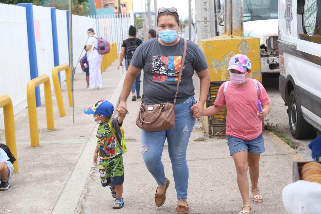 $!En Mazatlán llevan a niños de 5 a 11 años a vacunarse contra el Covid, pero los regresan porque se agotaron las dosis