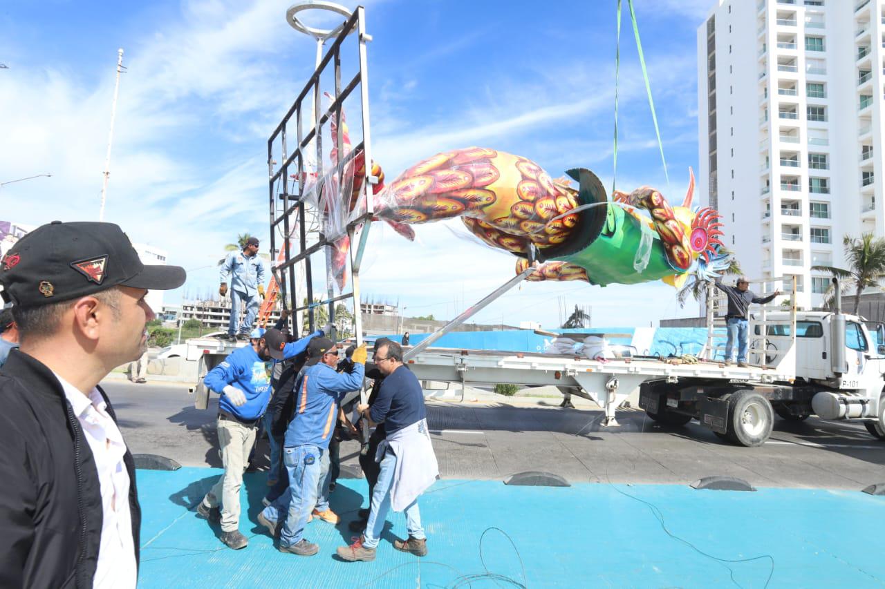 $!Llegan al Malecón los monigotes del Carnaval de Mazatlán; dan la bienvenida a la máxima fiesta