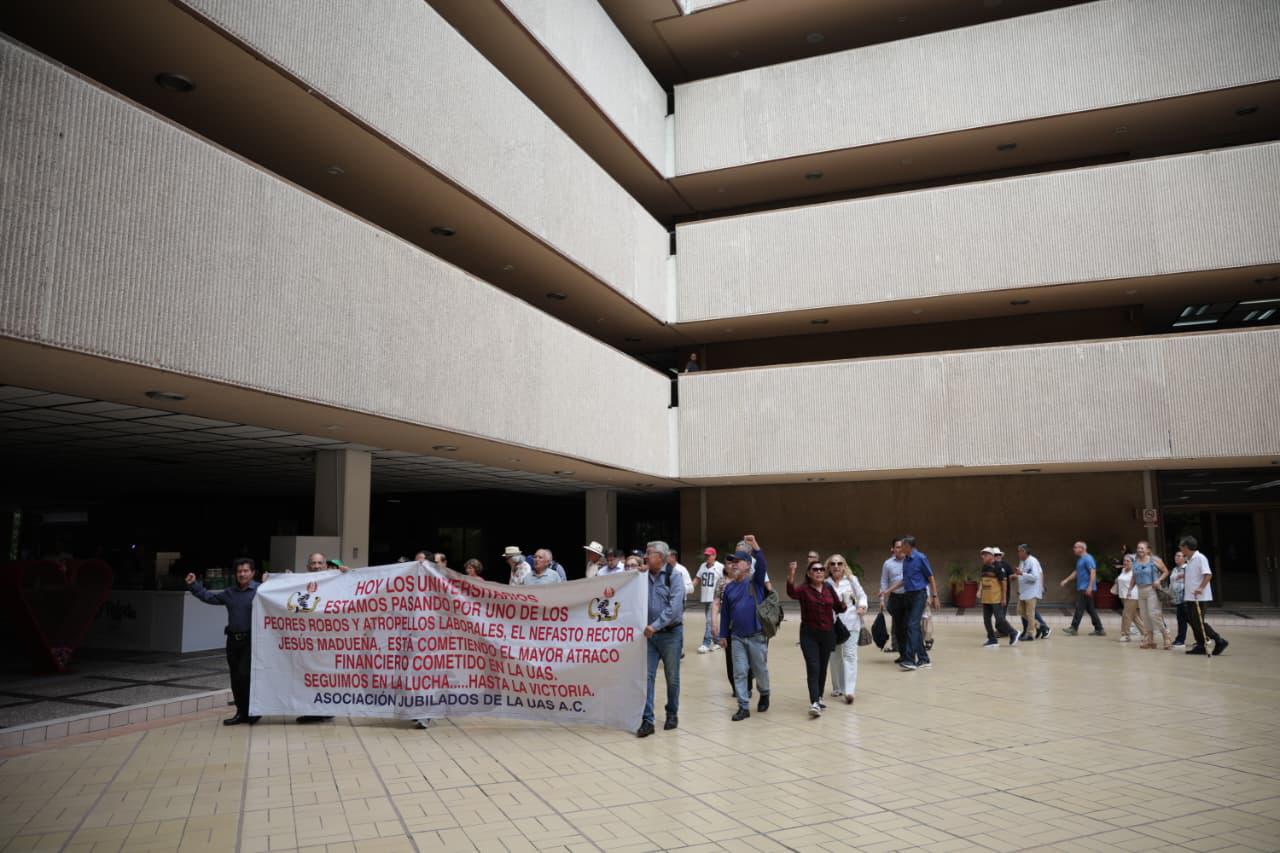 $!Jubilados de la UAS llevan a Gobernadora de Sinaloa reclamo contra reingeniería financiera