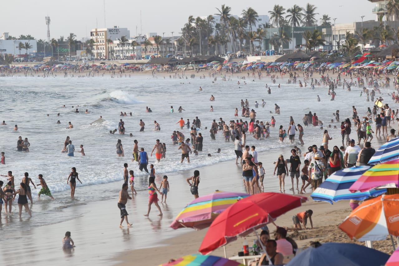 $!Bañistas abarrotan las playas de Mazatlán este Sábado de Gloria