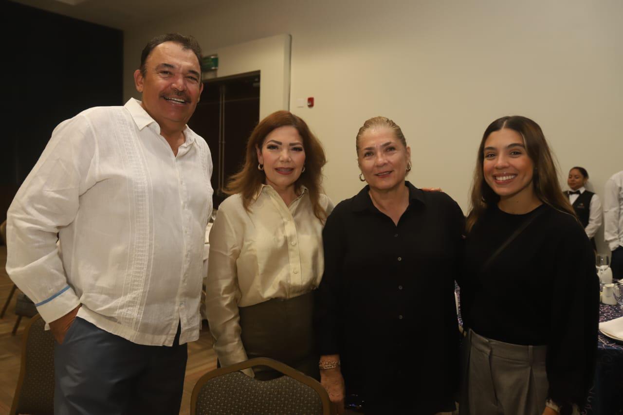 $!Víctor Manuel Escobar Osuna, Elizabeth Peraza, María Luisa Escobar Osuna y María Luisa Valdez Escobar.